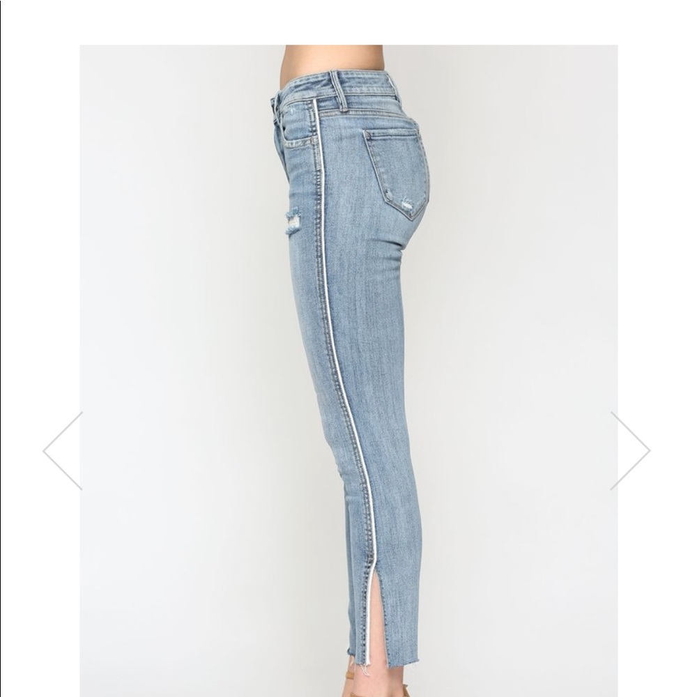 🌐 HIDDEN JEANS AMELIA SKINNY LIGHT WASH SIDE